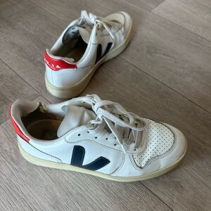 Very loved Vejas (fits like US 7)